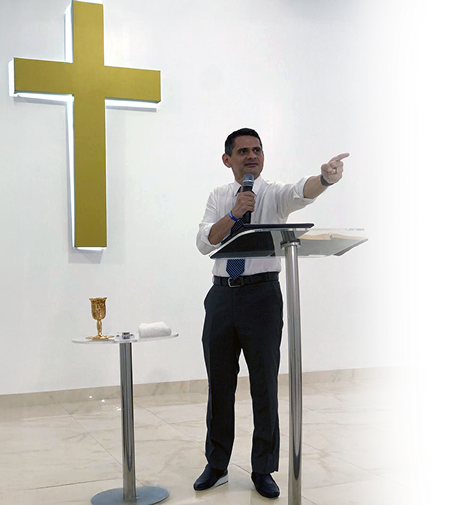 Bispo Leno pregando